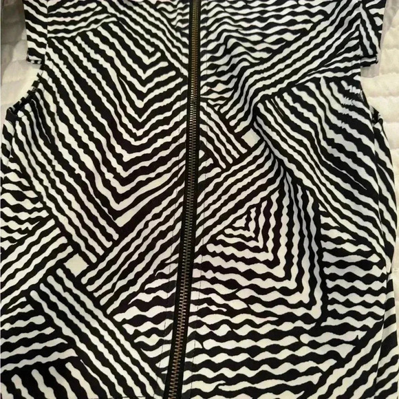 Matching skirt and top set - Picture 5 of 8